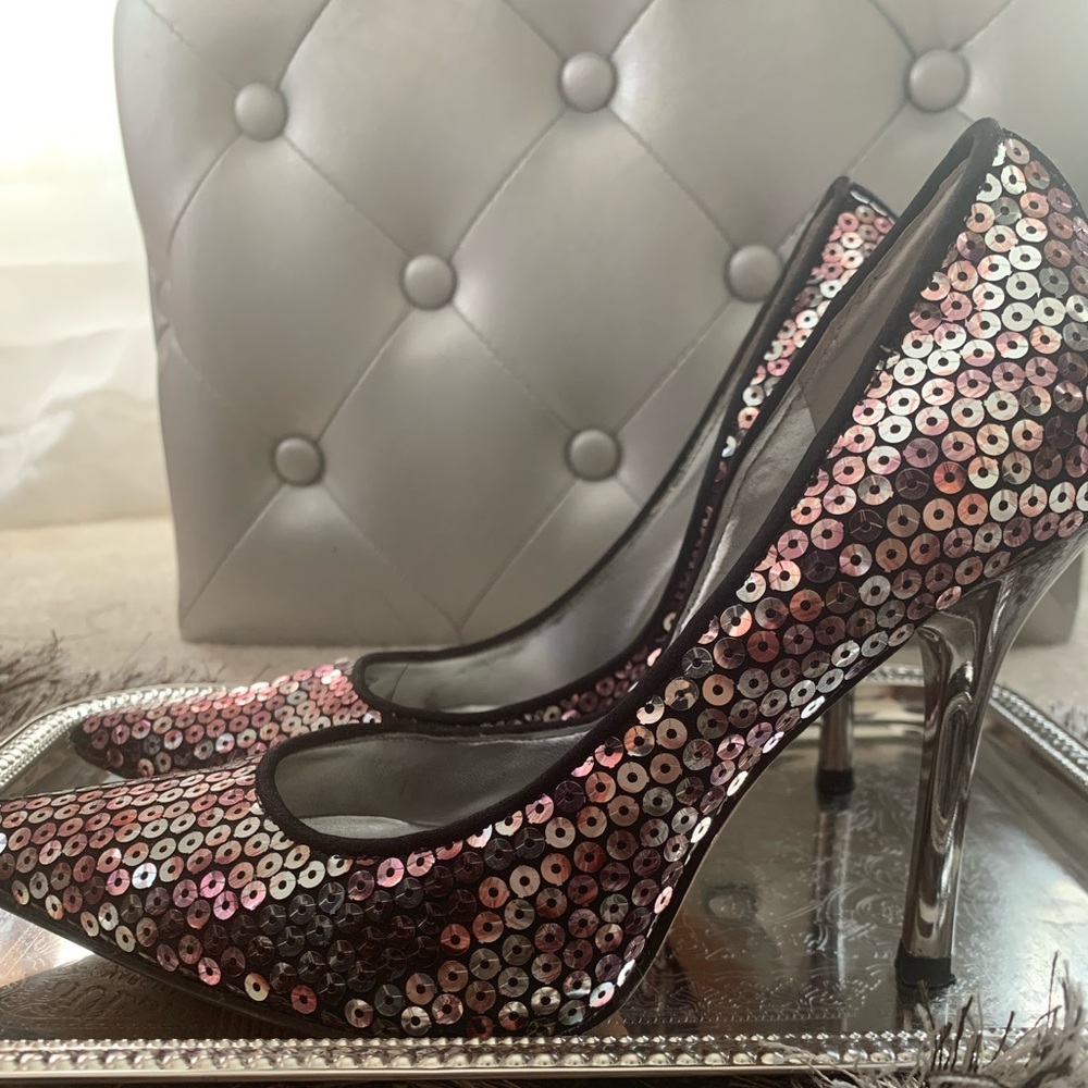 Guess sequin pumps